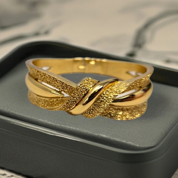 Vintage Trifari Hinge Clamp Bracelet Gold Toned Texture-Smooth Opens In Front - Picture 1 of 12